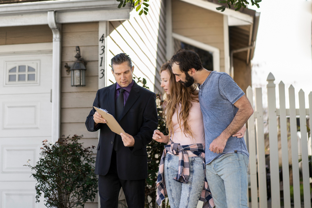 Acheteurs heureux avec leur nouvelle maison sur la Rive-Sud